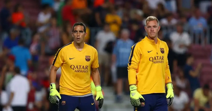 Bravo (trái) từng có 2 năm khoác áo Barca và sẵn sàng thay thế Ter Stegen (phải) trong ngắn hạn